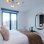 Centre - Luxury 2 Bed - Free Parking * 리즈