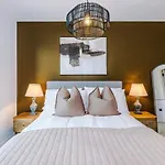 Centre - Luxury 2 Bed - Free Parking *