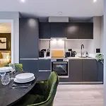 Centre - Luxury 2 Bed - Free Parking * 리즈