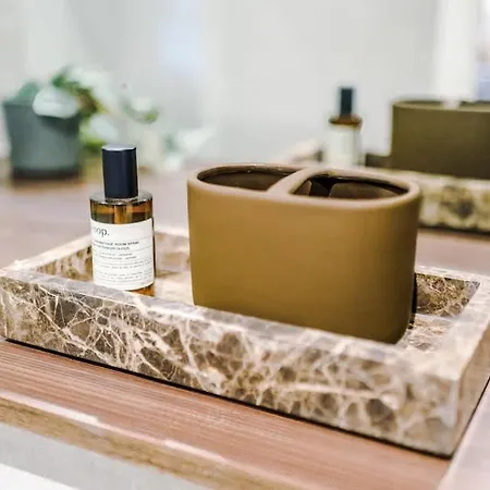 Centre - Luxury 2 Bed - Free Parking *