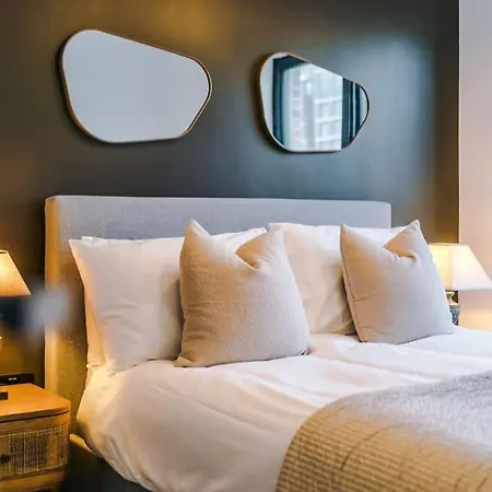 Centre - Luxury 2 Bed - Free Parking Vakantiehuis *