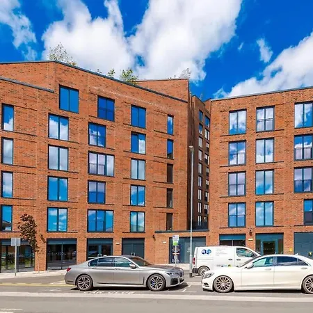 Centre - Luxury 2 Bed - Free Parking *