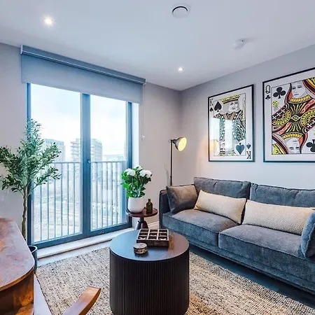 Centre - Luxury 2 Bed - Free Parking *