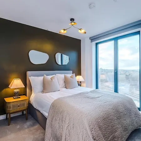 Centre - Luxury 2 Bed - Free Parking