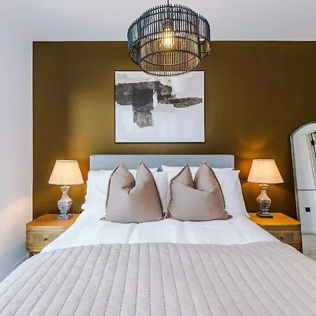 Centre - Luxury 2 Bed - Free Parking *