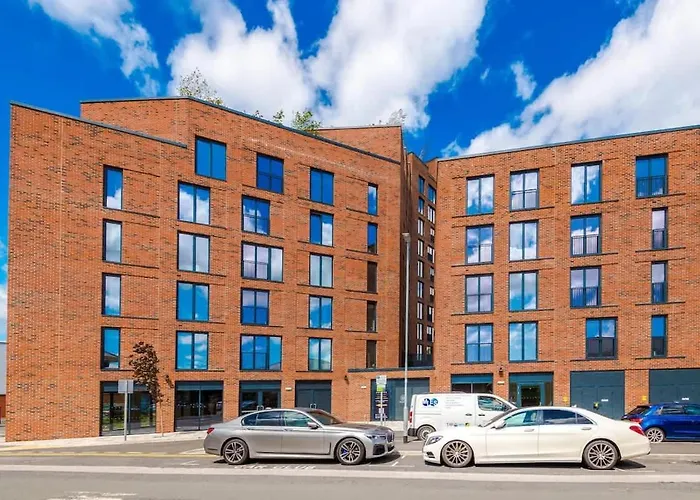 Centre - Luxury 2 Bed - Free Parking *