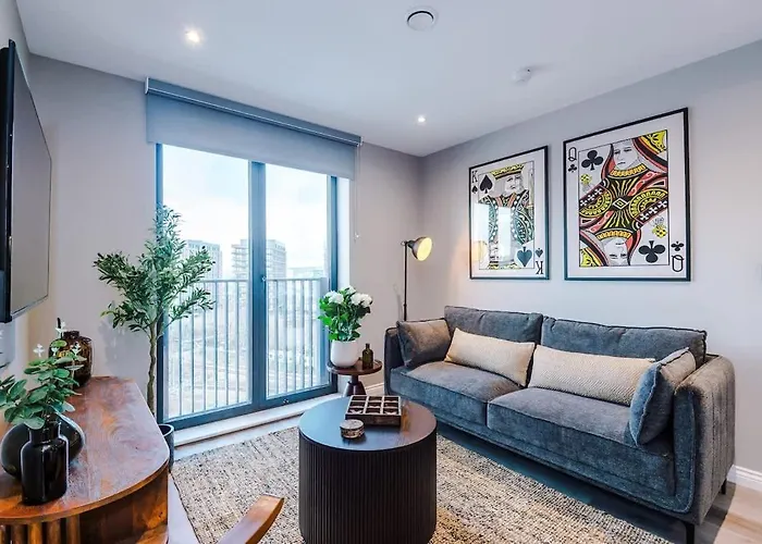 Centre - Luxury 2 Bed - Free Parking *