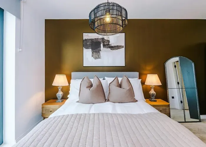 Centre - Luxury 2 Bed - Free Parking *